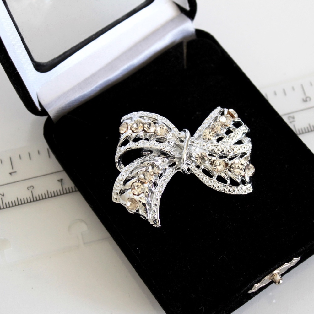 Vintage unsigned Silverstone bow brooch